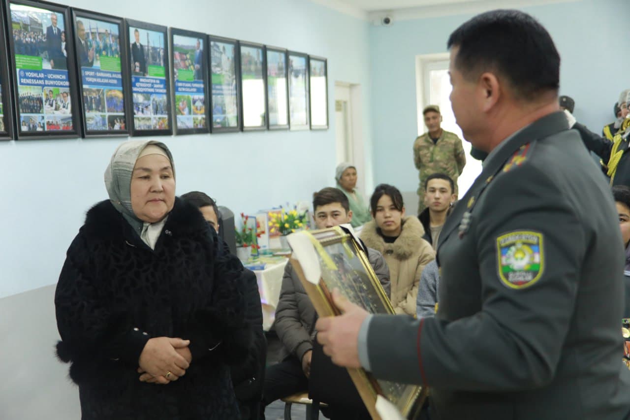 “Oliy Bosh Qo‘mondon” davlat stipendiyasi sohiblarini ota-onalariga tashakkurnomalar topshirildi