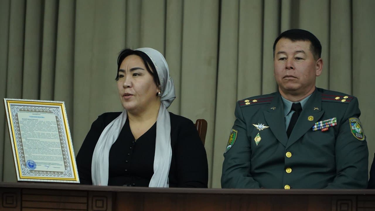 “Oliy Bosh Qo‘mondon” davlat stipendiyasi sohiblarini ota-onalariga tashakkurnomalar topshirildi