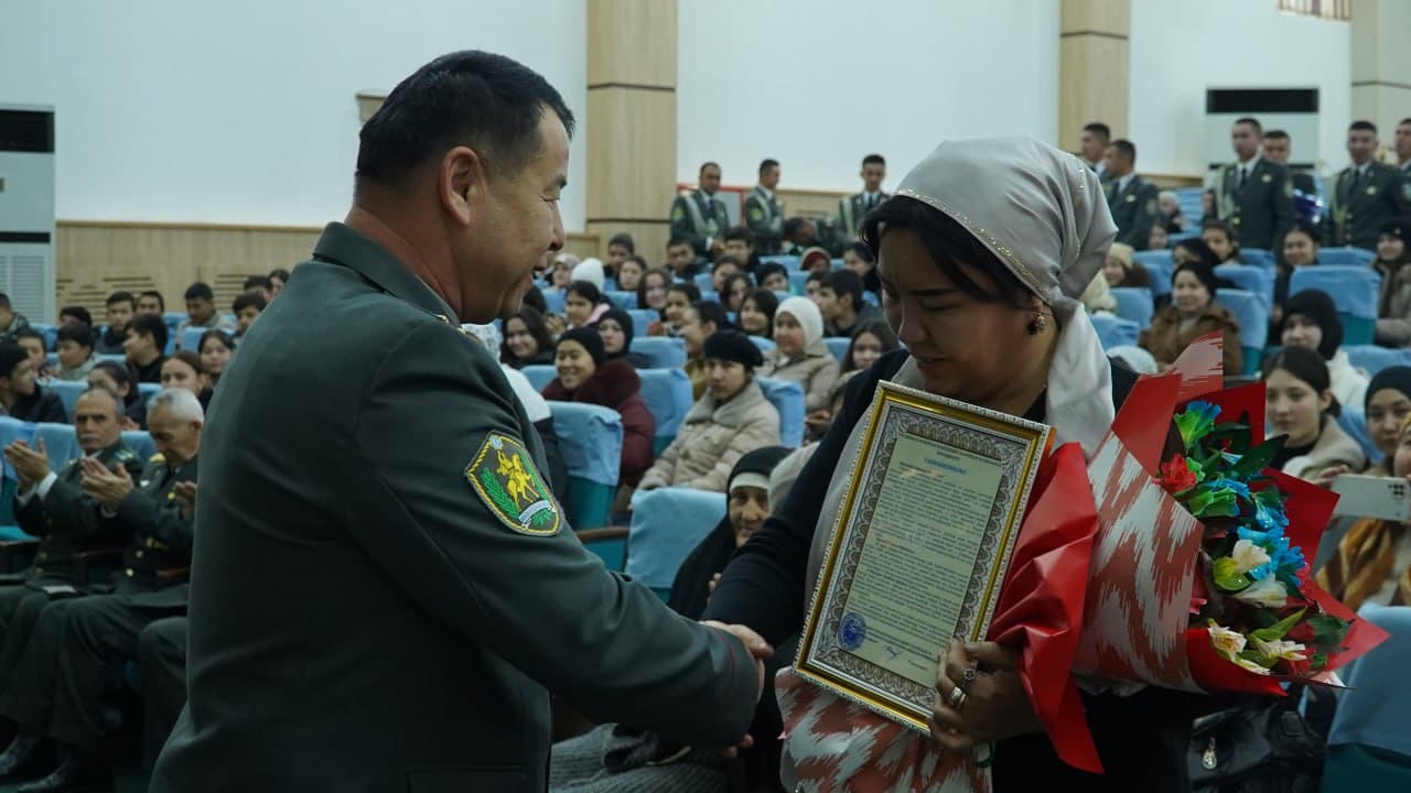 “Oliy Bosh Qo‘mondon” davlat stipendiyasi sohiblarini ota-onalariga tashakkurnomalar topshirildi