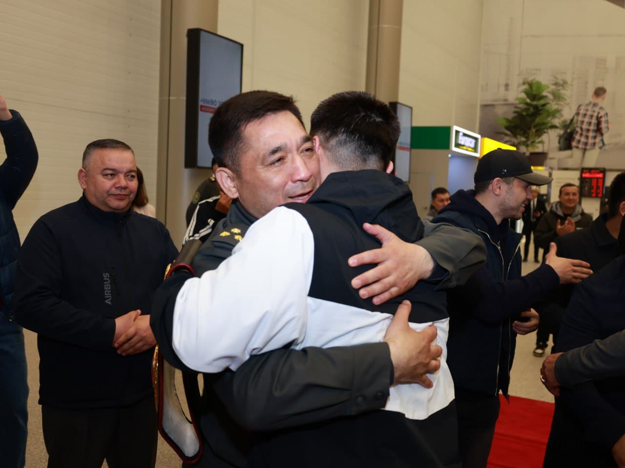 Gʻalaba bilan qaytgan kapitan Bektemir Meliqoʻziyev tantanali kutib olindi