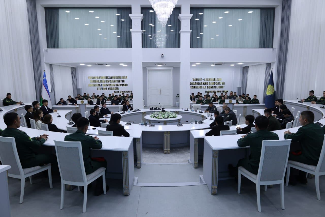 Sharqiy harbiy okrugda yoshlar bilan ochiq muloqot tashkil etildi