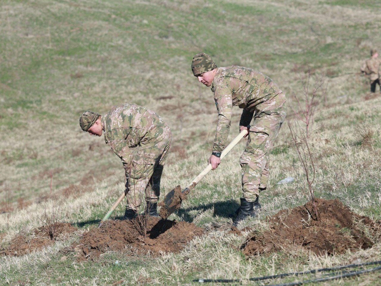 Harbiy xizmatchilar “Yashil makon” umummilliy loyihasida faol ishtirok etmoqda