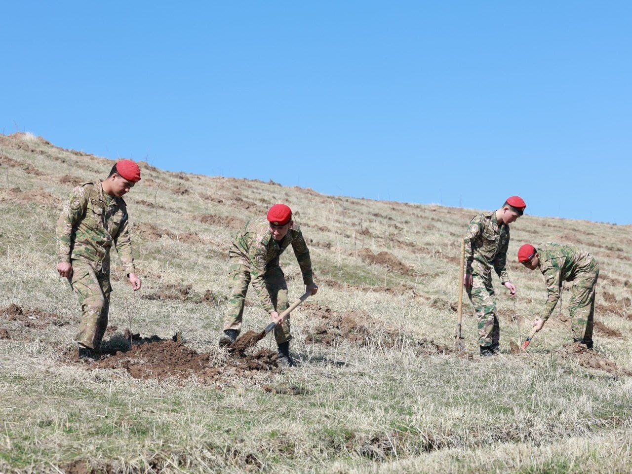 Harbiy xizmatchilar “Yashil makon” umummilliy loyihasida faol ishtirok etmoqda