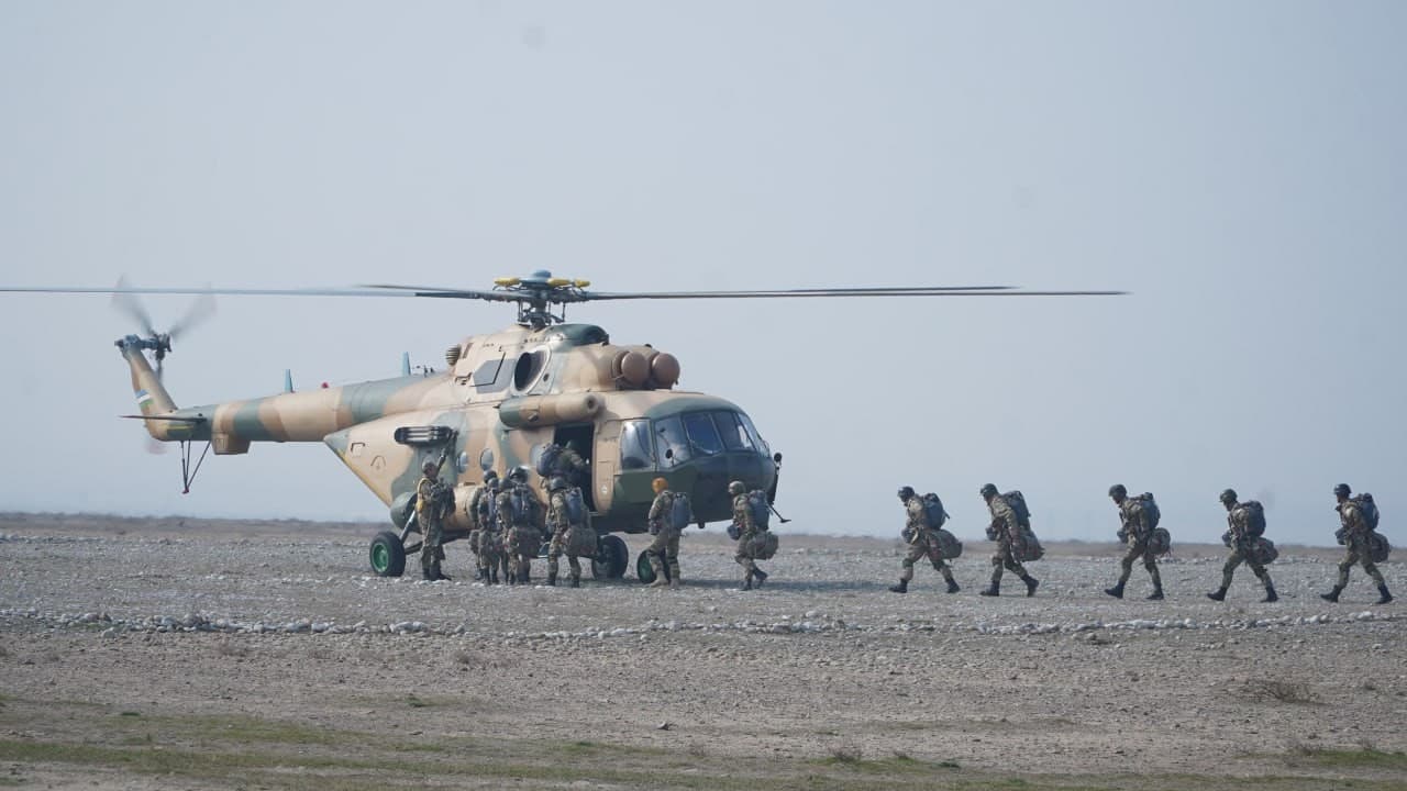 “Fargʻona” dala-oʻquv maydonida parashyut bilan amaliy sakrash mashgʻulotlari oʻtkazildi