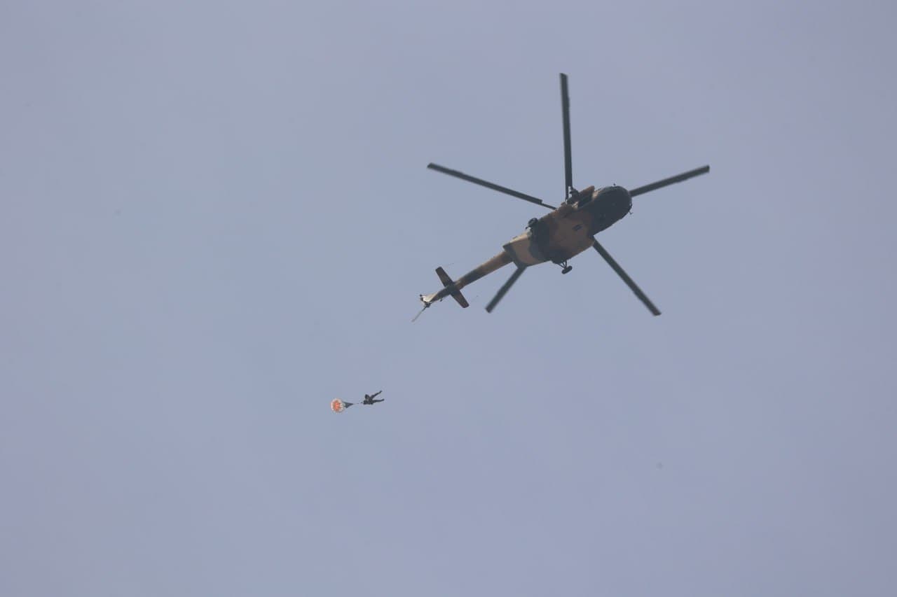 “Fargʻona” dala-oʻquv maydonida parashyut bilan amaliy sakrash mashgʻulotlari oʻtkazildi