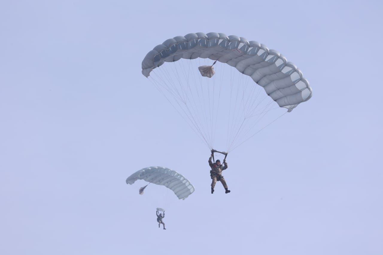 “Fargʻona” dala-oʻquv maydonida parashyut bilan amaliy sakrash mashgʻulotlari oʻtkazildi
