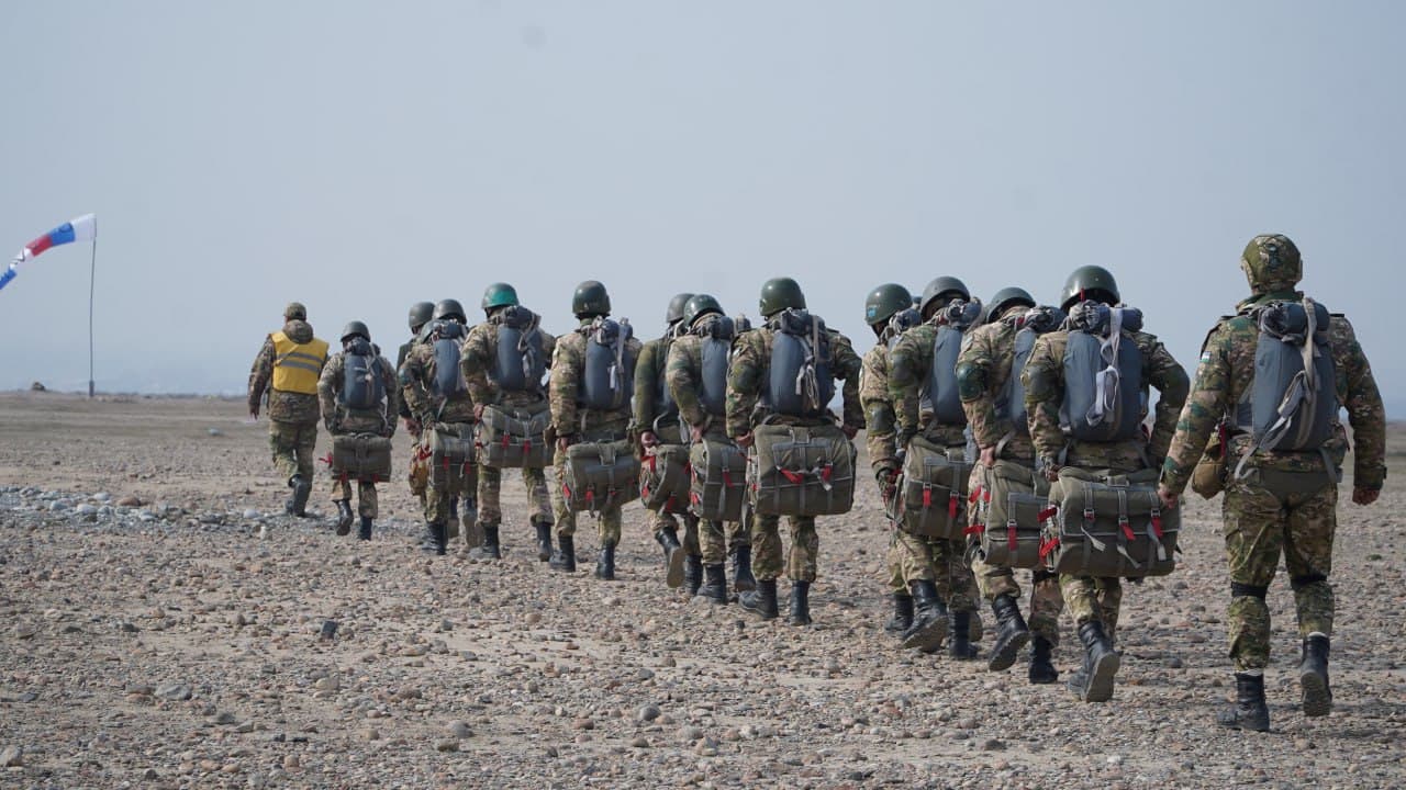 “Fargʻona” dala-oʻquv maydonida parashyut bilan amaliy sakrash mashgʻulotlari oʻtkazildi