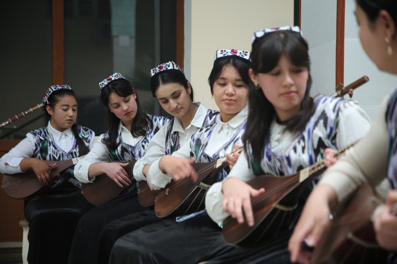 Okrug boshqaruv apparatida bayram tadbiri bo‘lib o‘tdi