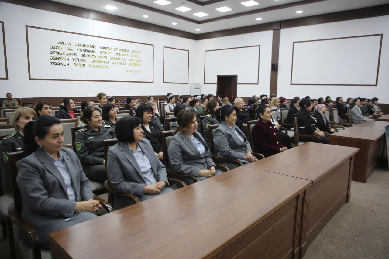 Okrug boshqaruv apparatida bayram tadbiri bo‘lib o‘tdi