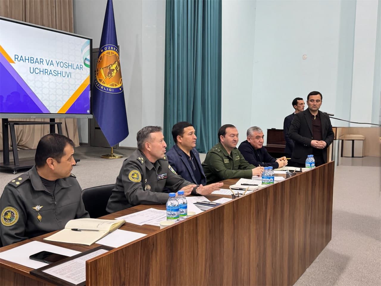 Rahbar otaliqqa olingan yoshlar bilan uchrashdi