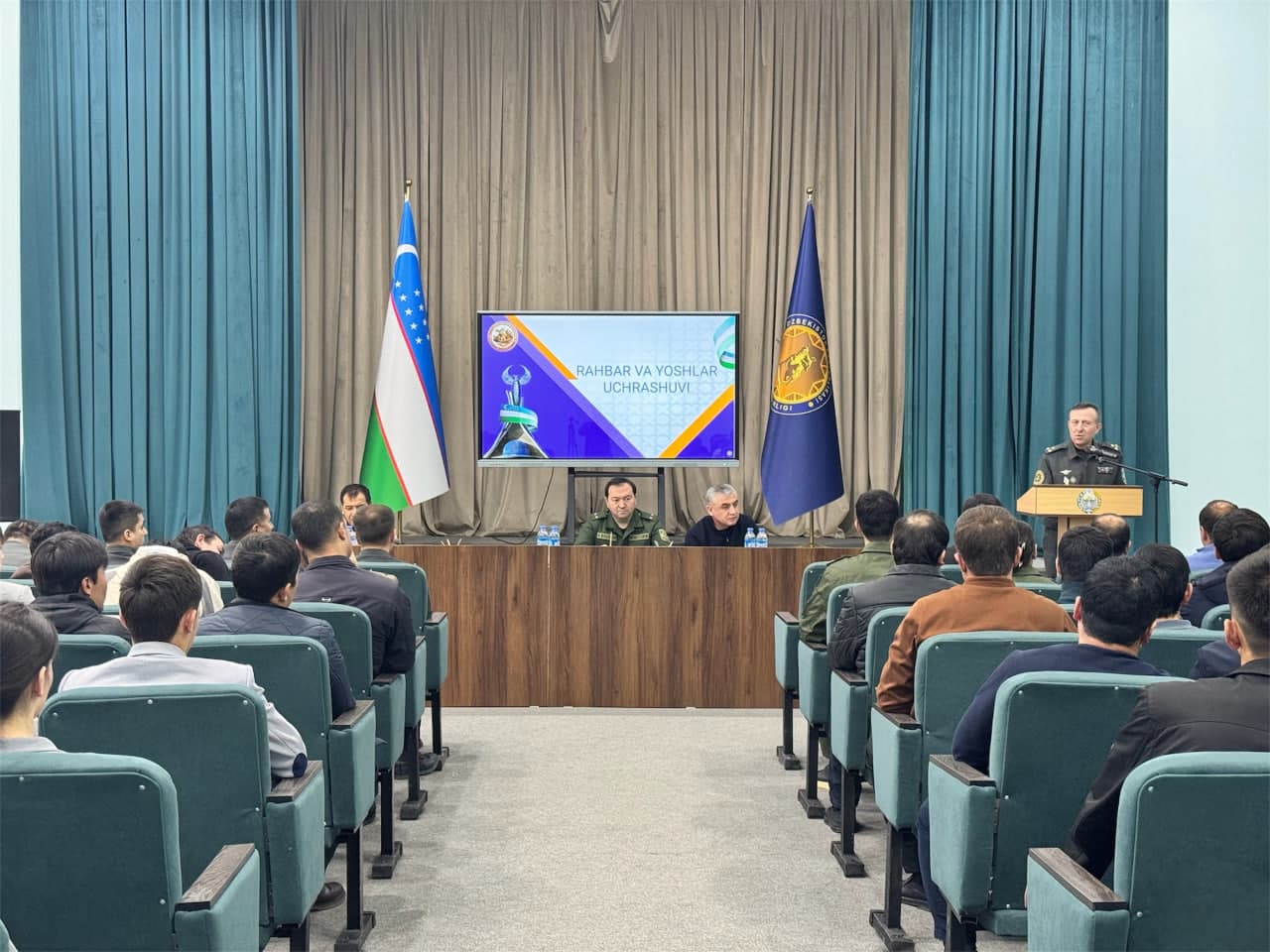 Rahbar otaliqqa olingan yoshlar bilan uchrashdi