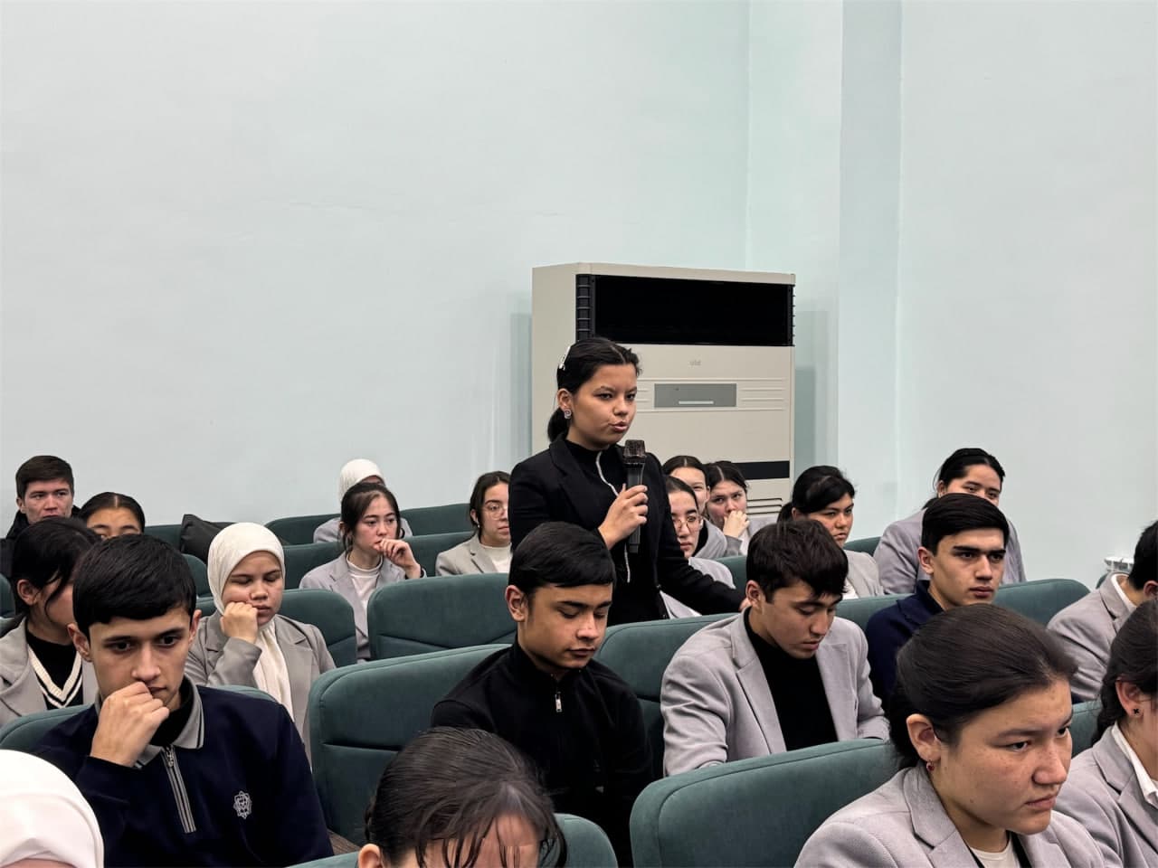 Rahbar otaliqqa olingan yoshlar bilan uchrashdi