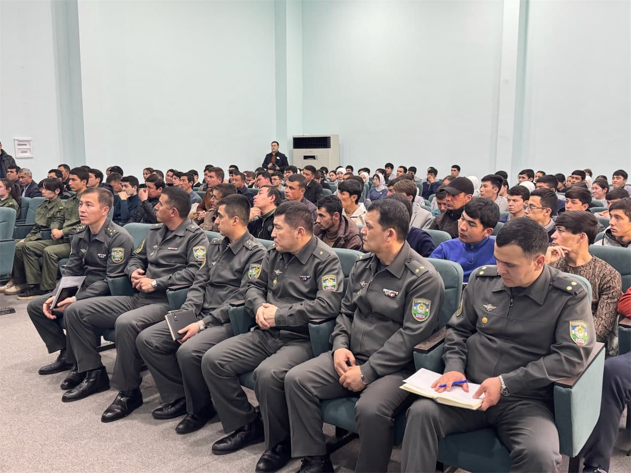 Rahbar otaliqqa olingan yoshlar bilan uchrashdi