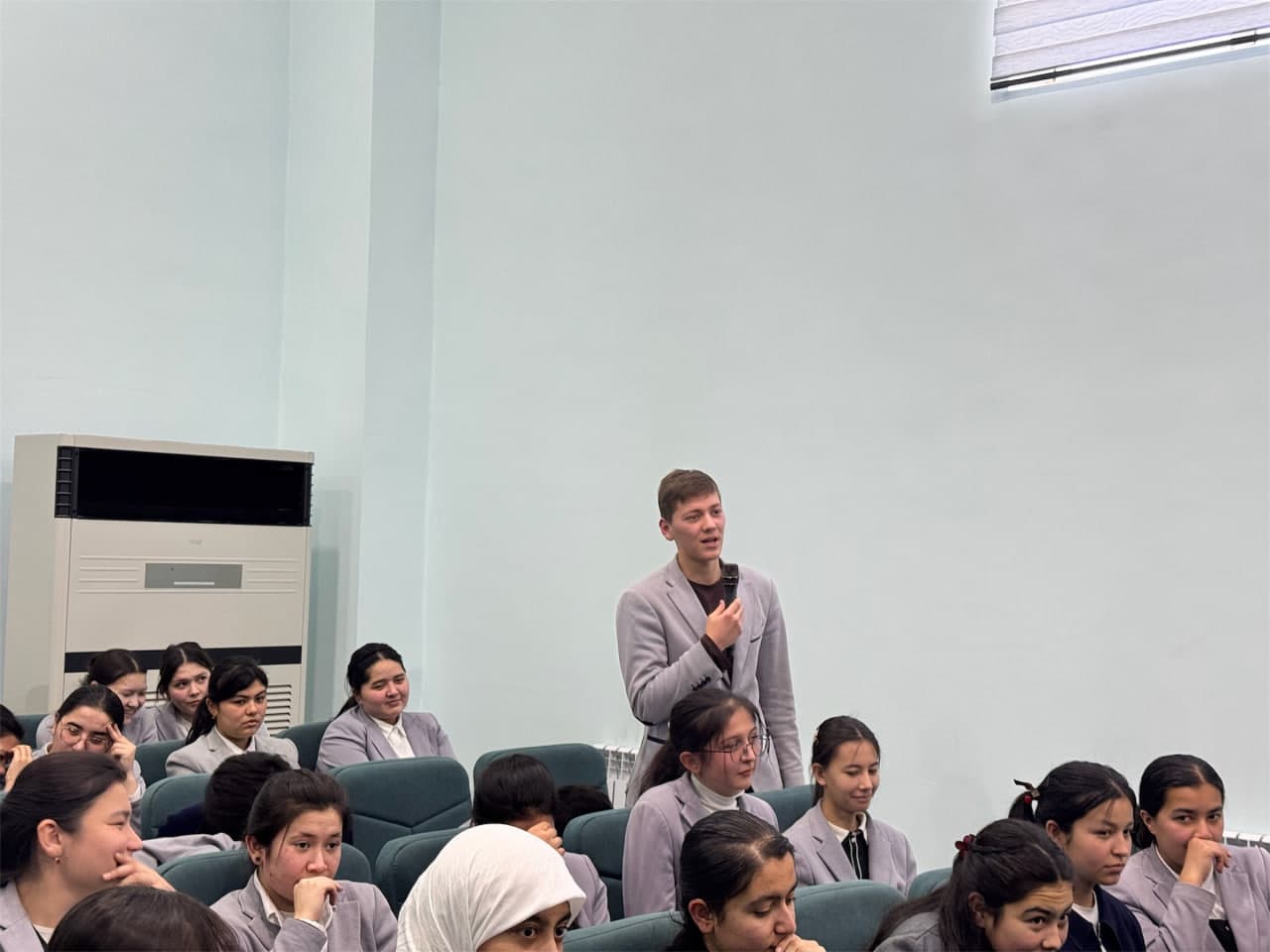 Rahbar otaliqqa olingan yoshlar bilan uchrashdi