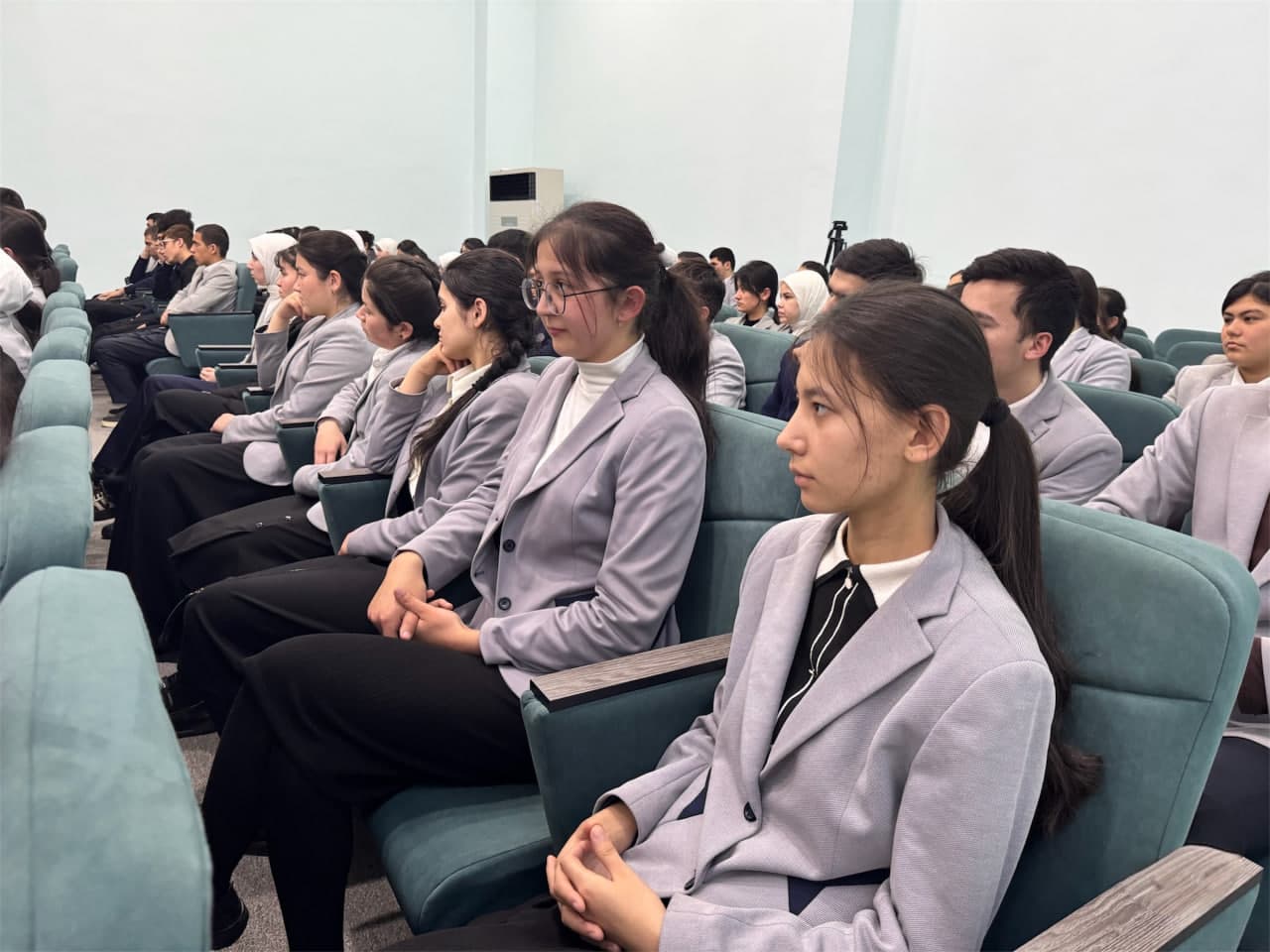 Rahbar otaliqqa olingan yoshlar bilan uchrashdi