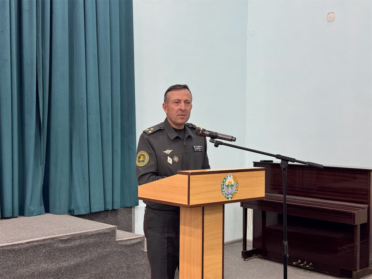 Rahbar otaliqqa olingan yoshlar bilan uchrashdi