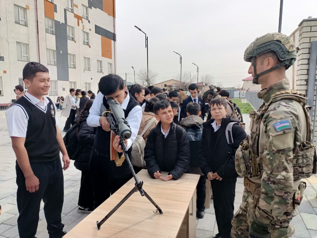 Bektemirda “Vatan tayanchi” otryad a’zolariga ko‘krak nishonlari topshirildi