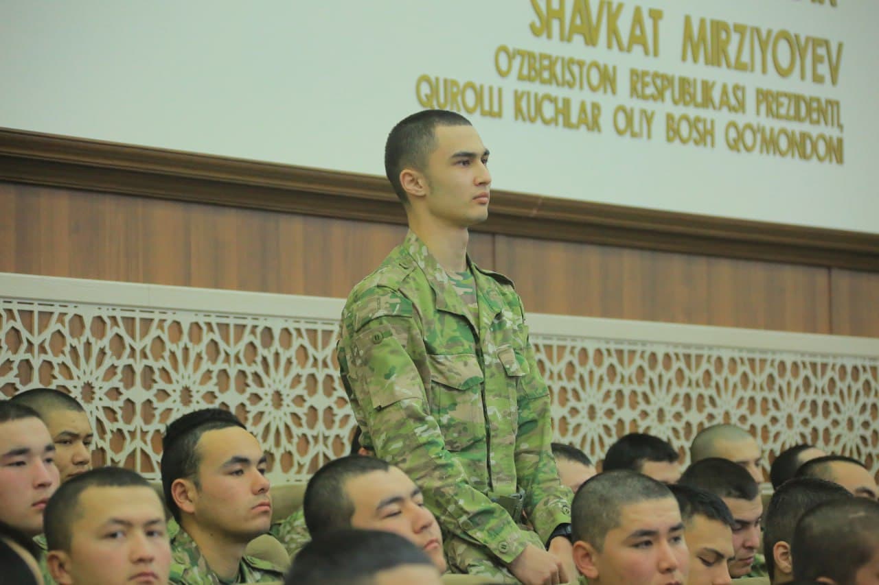 Qo‘mondon harbiy qismga yangi kelgan askarlar bilan uchrashdi