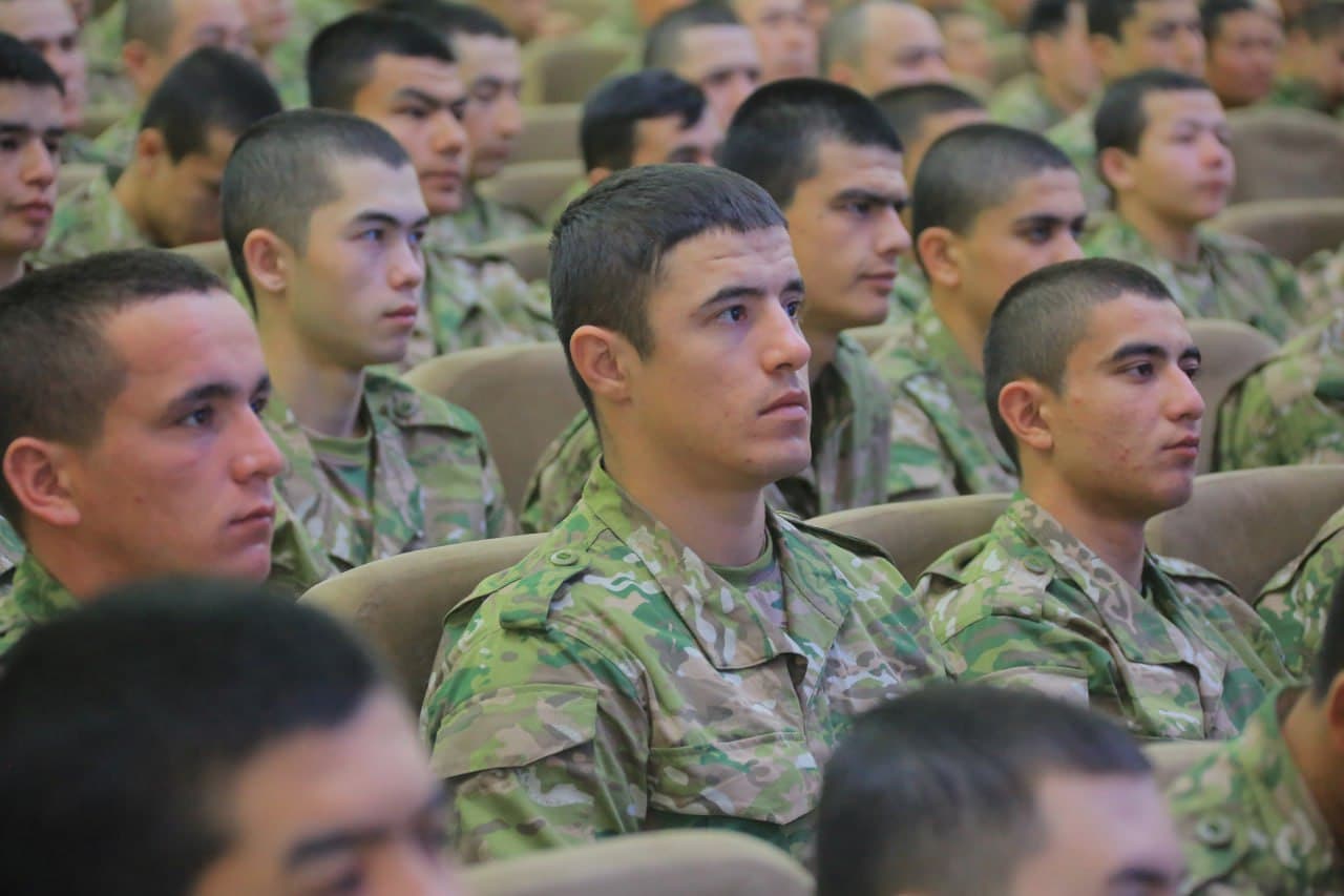 Qo‘mondon harbiy qismga yangi kelgan askarlar bilan uchrashdi