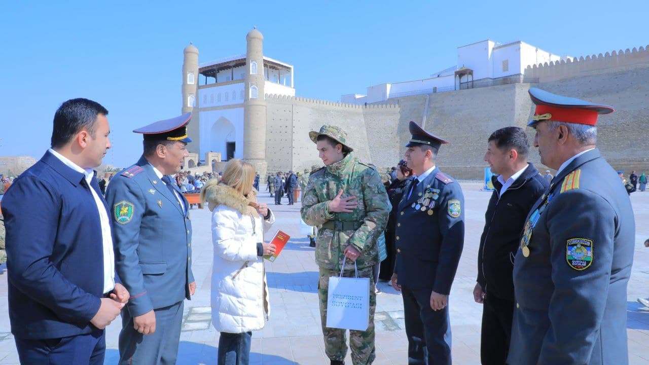 В Бухаре состоялись проводы призывников на защиту Родины