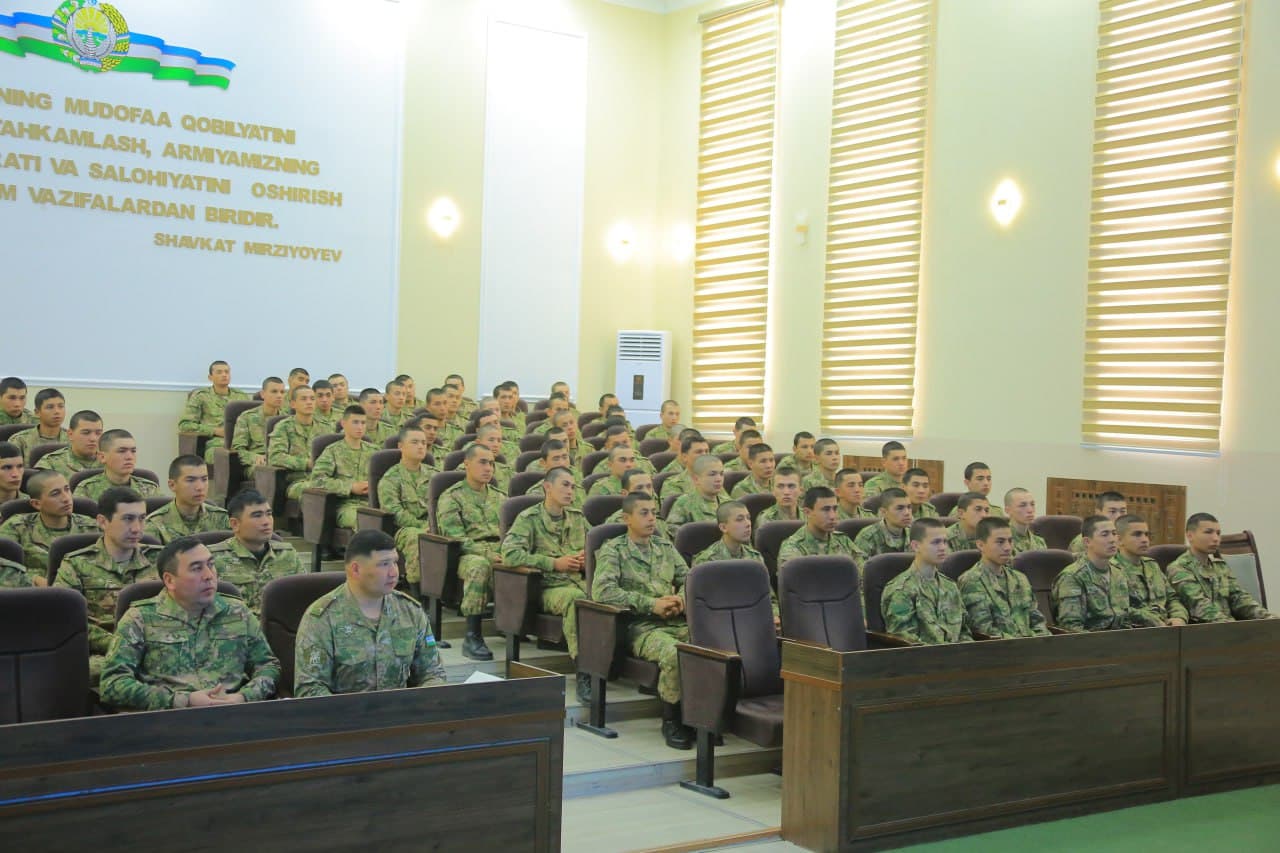 Qo‘mondon harbiy qismga yangi kelgan askarlar bilan uchrashdi