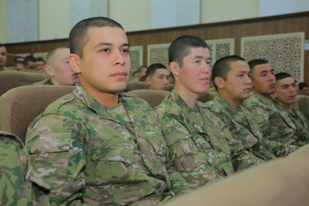 Qo‘mondon harbiy qismga yangi kelgan askarlar bilan uchrashdi