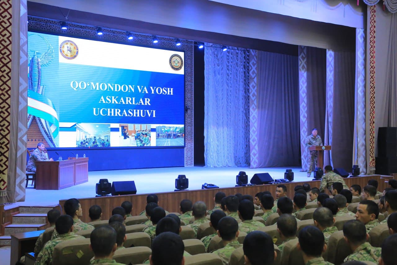 Qo‘mondon harbiy qismga yangi kelgan askarlar bilan uchrashdi