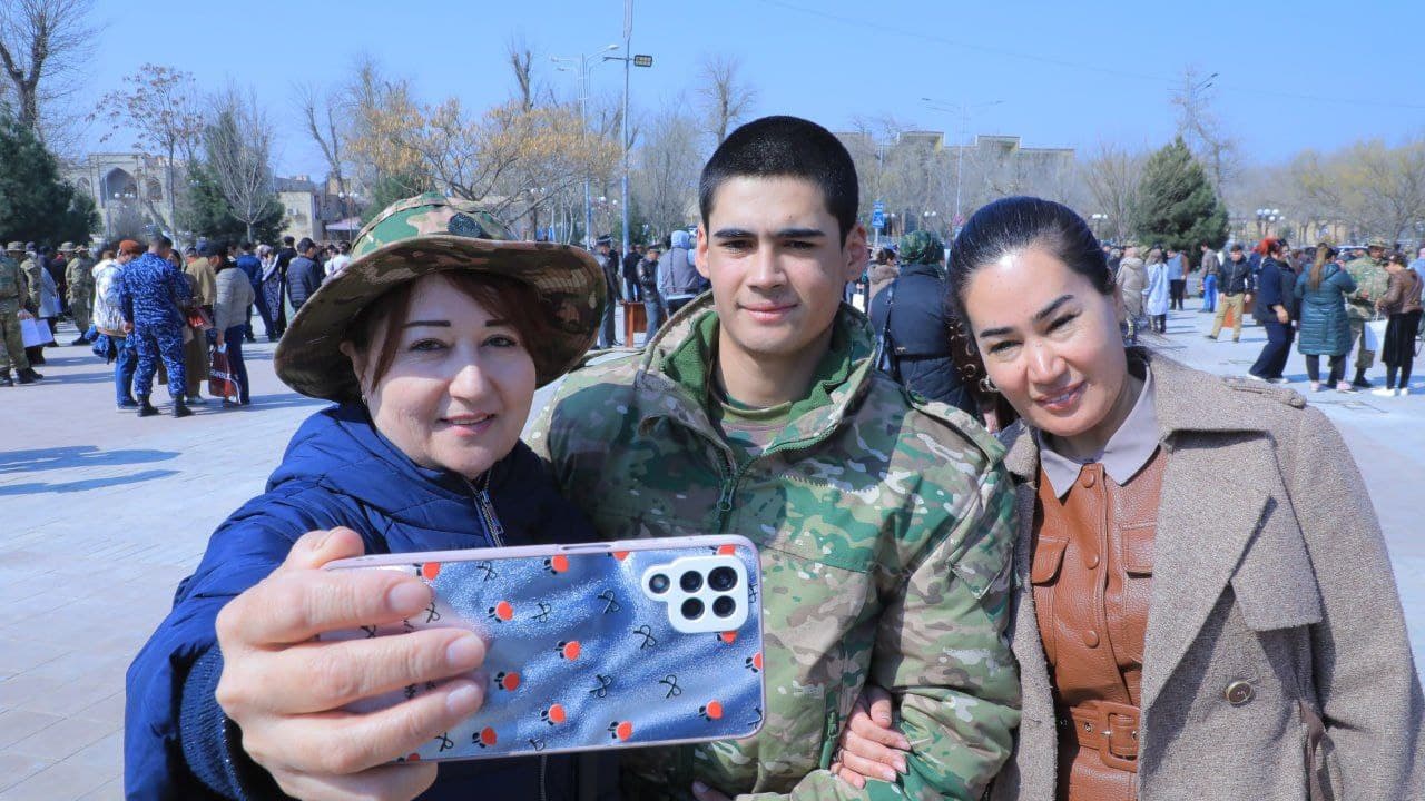 В Бухаре состоялись проводы призывников на защиту Родины