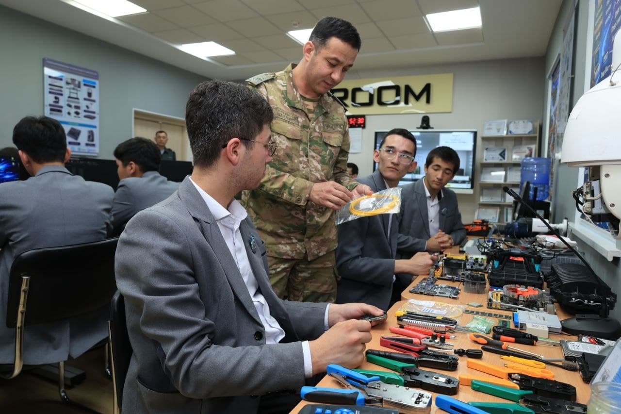 Zangiota tumanidagi harbiy qismda “Rahbar va yoshlar” uchrashuvi tashkil etildi