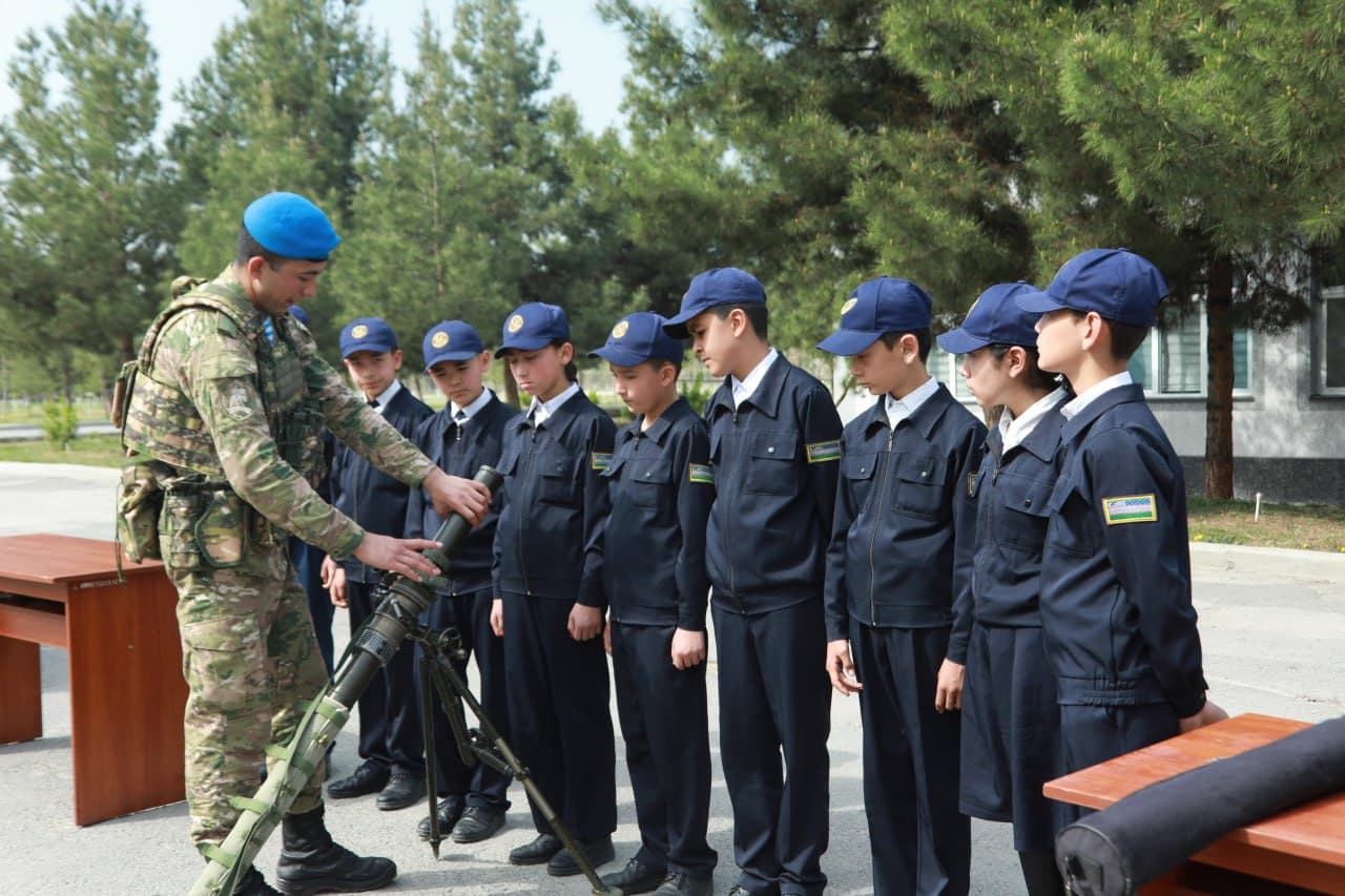 Yoshlar harbiy hayot bilan tanishdi