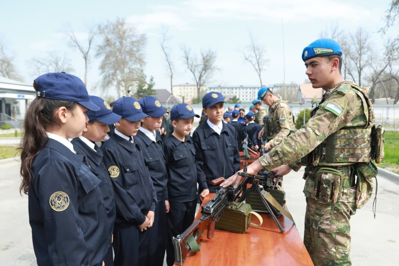 Yoshlar harbiy hayot bilan tanishdi
