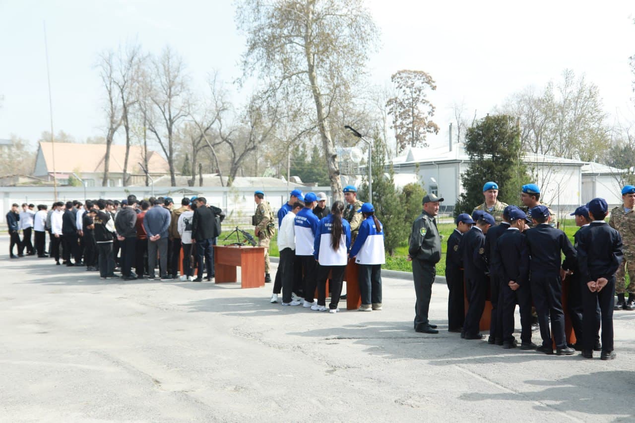Yoshlar harbiy hayot bilan tanishdi