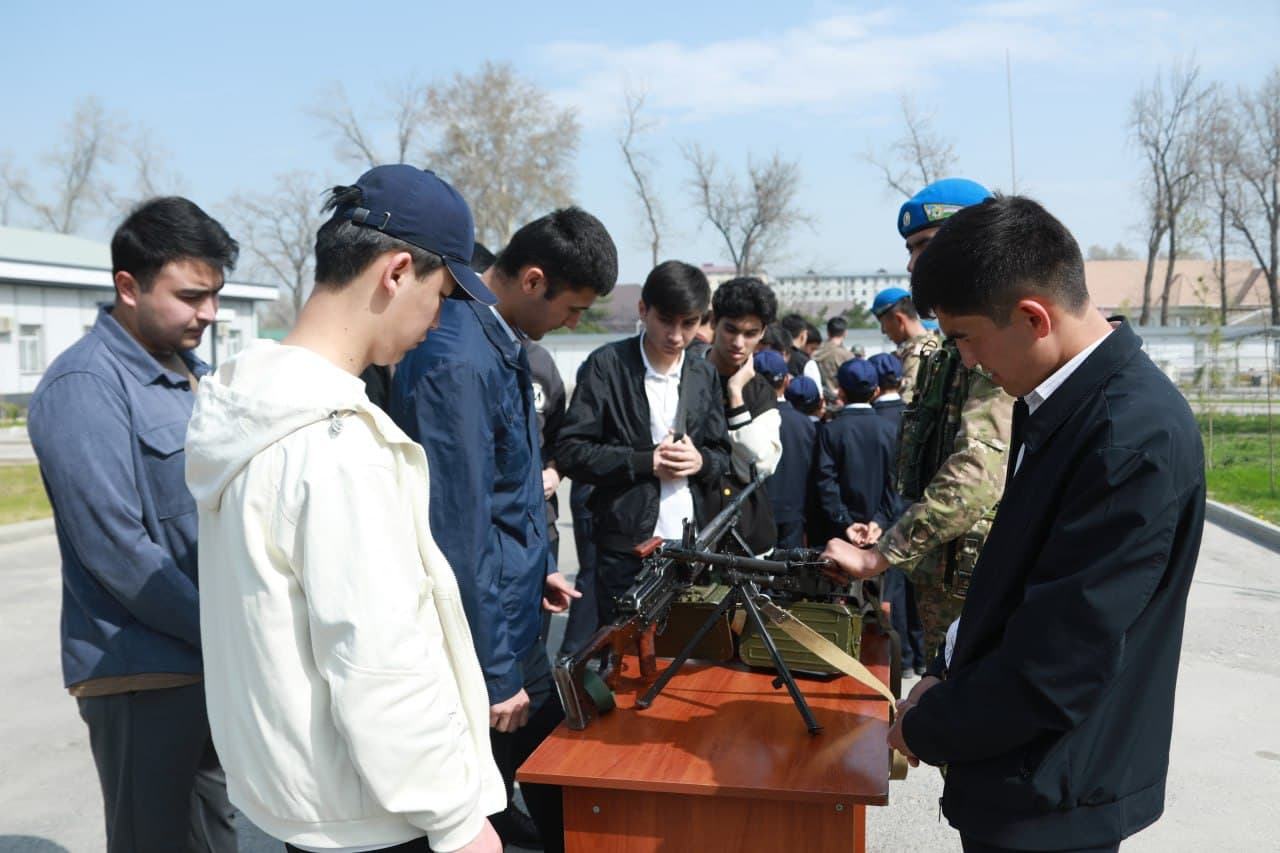 Yoshlar harbiy hayot bilan tanishdi