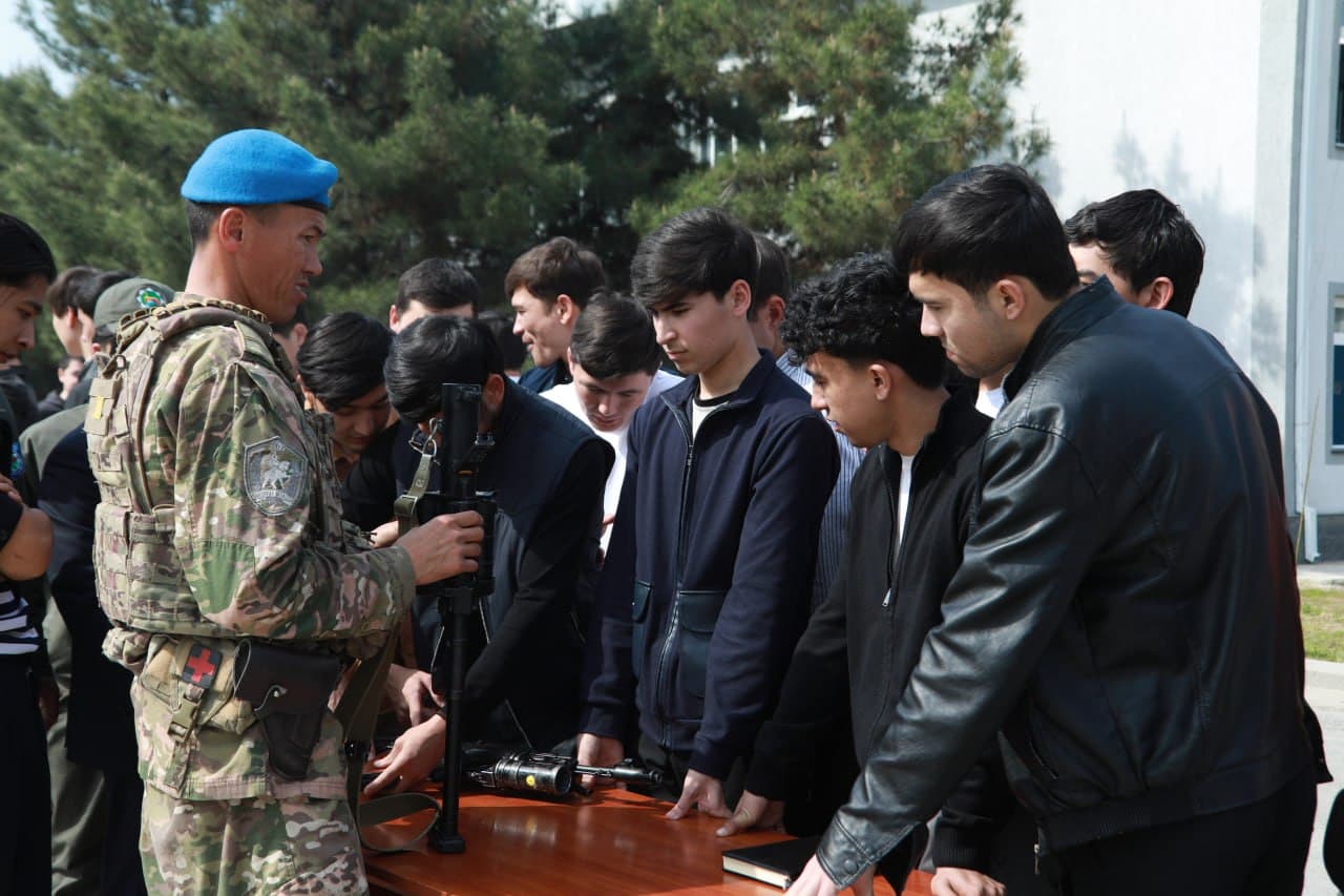 Yoshlar harbiy hayot bilan tanishdi