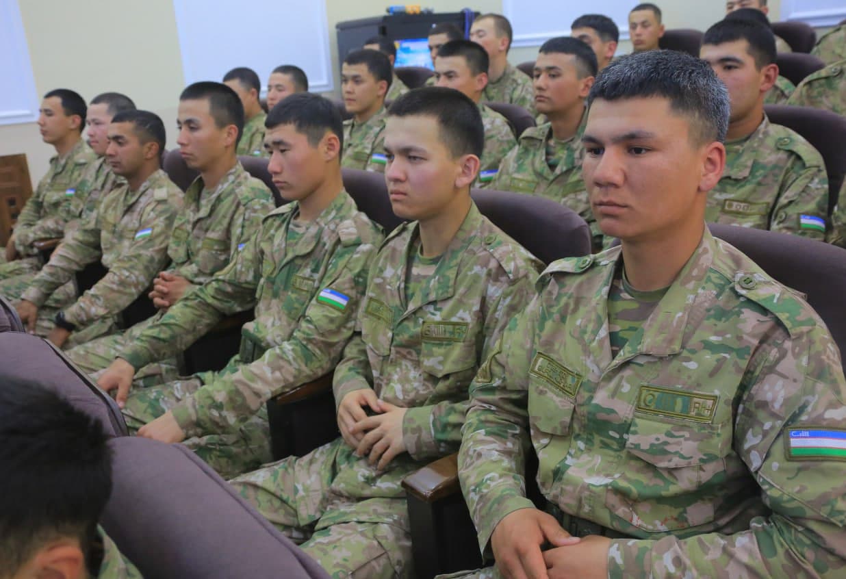 General yosh askarlar bilan uchrashdi