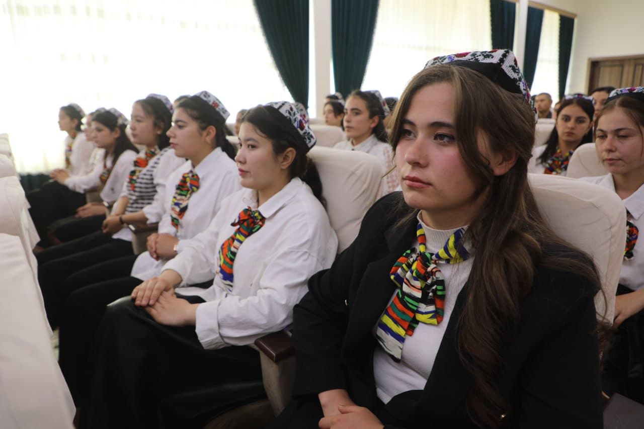 Buxoroda general yoshlar bilan uchrashdi