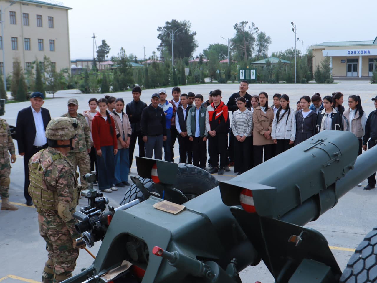 Yoshlar mardlik va intizom maktabiga sayohat qildi