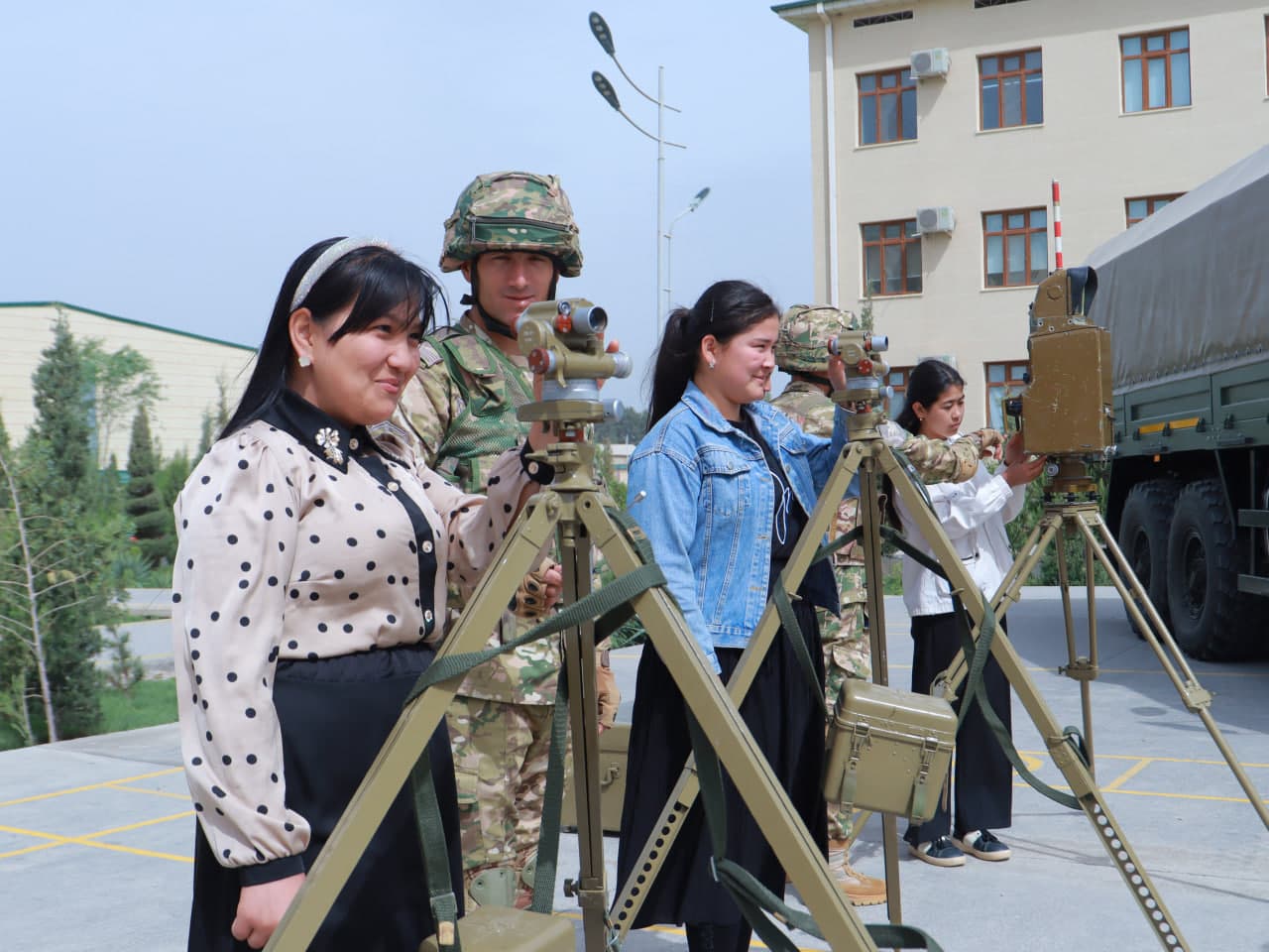 Yoshlar mardlik va intizom maktabiga sayohat qildi