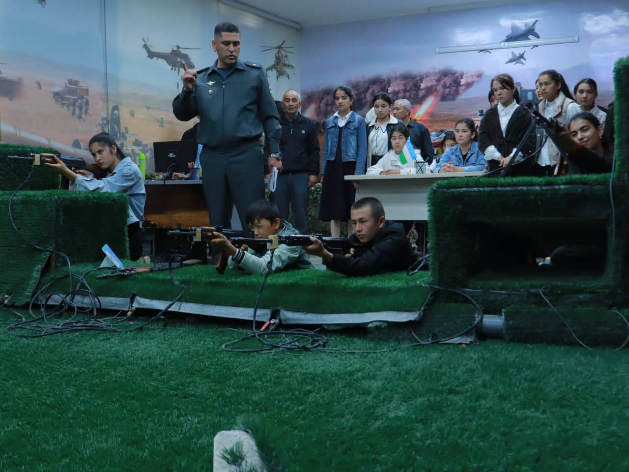 Yoshlar mardlik va intizom maktabiga sayohat qildi