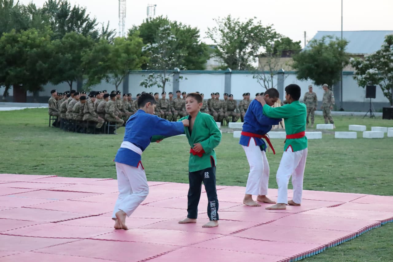 Harbiy qismda yoshlar bilan ochiq muloqot tashkil etildi