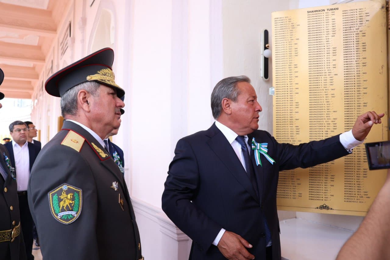 Motamsaro ona haykali poyiga gulchambarlar qo‘yish marosimlari bo‘lib o‘tdi
