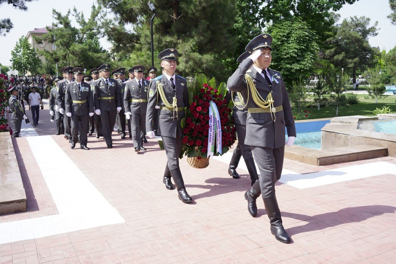 Motamsaro ona haykali poyiga gulchambarlar qo‘yish marosimlari bo‘lib o‘tdi