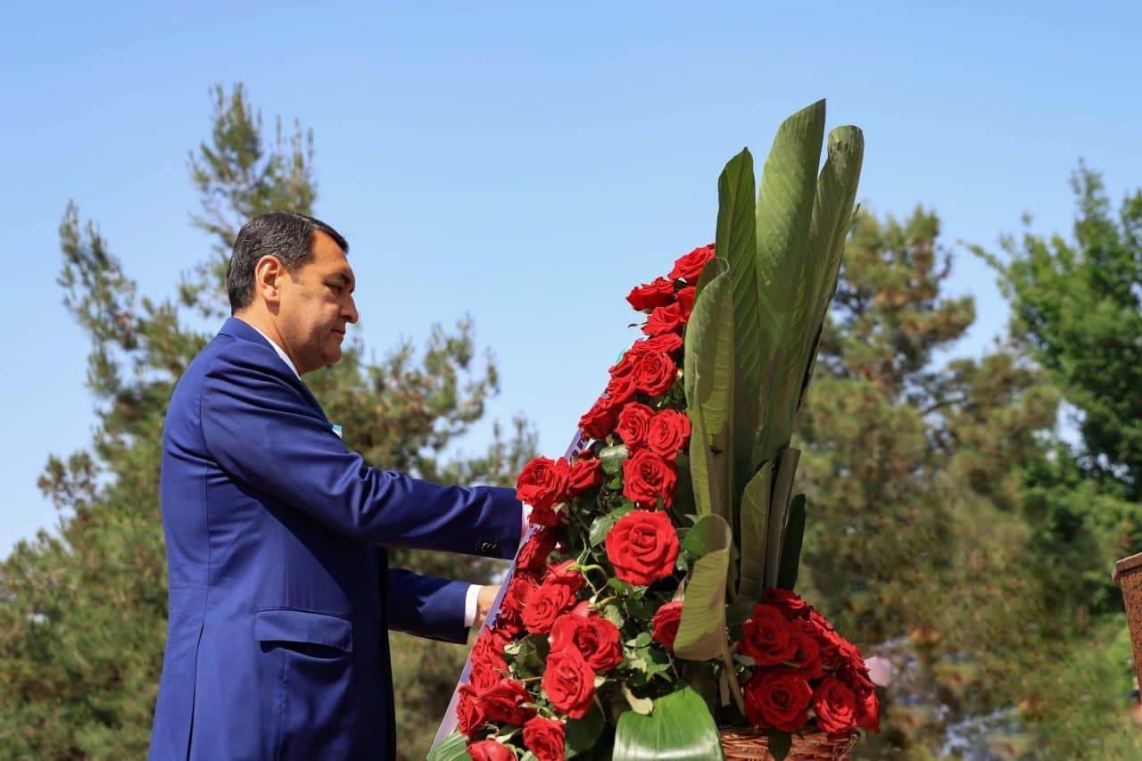 Motamsaro ona haykali poyiga gulchambarlar qo‘yish marosimlari bo‘lib o‘tdi