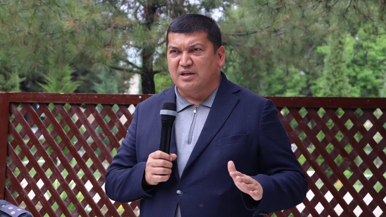 Sherobodda hokim askarlar bilan uchrashdi