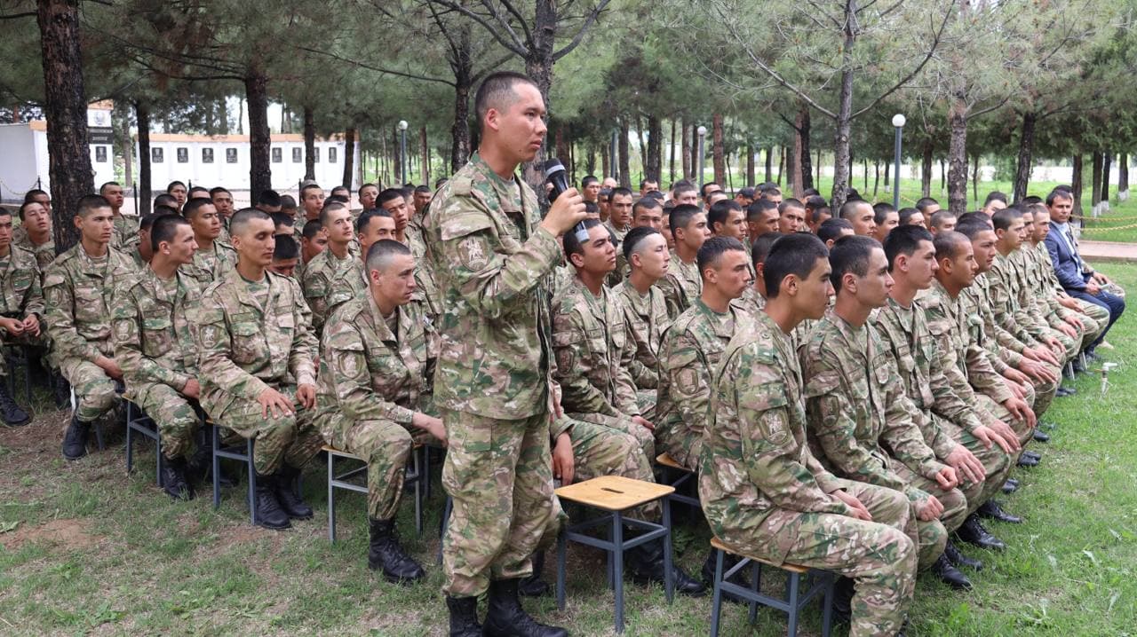 Sherobodda hokim askarlar bilan uchrashdi
