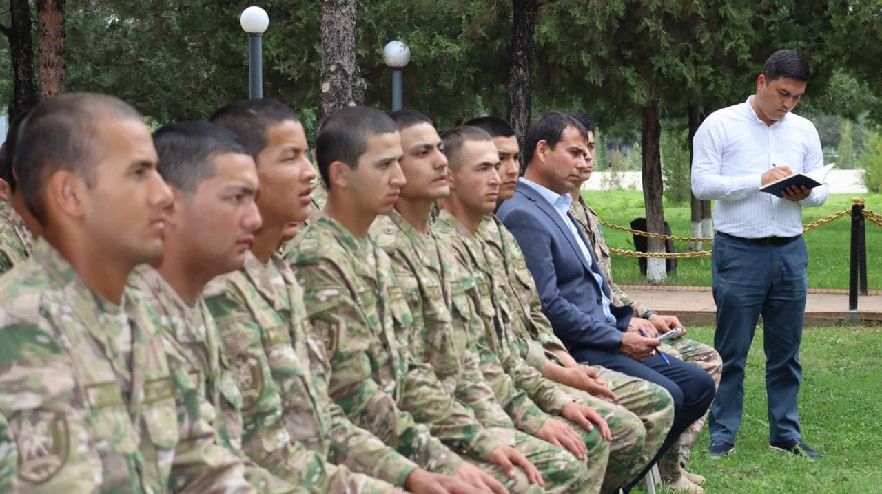 Sherobodda hokim askarlar bilan uchrashdi