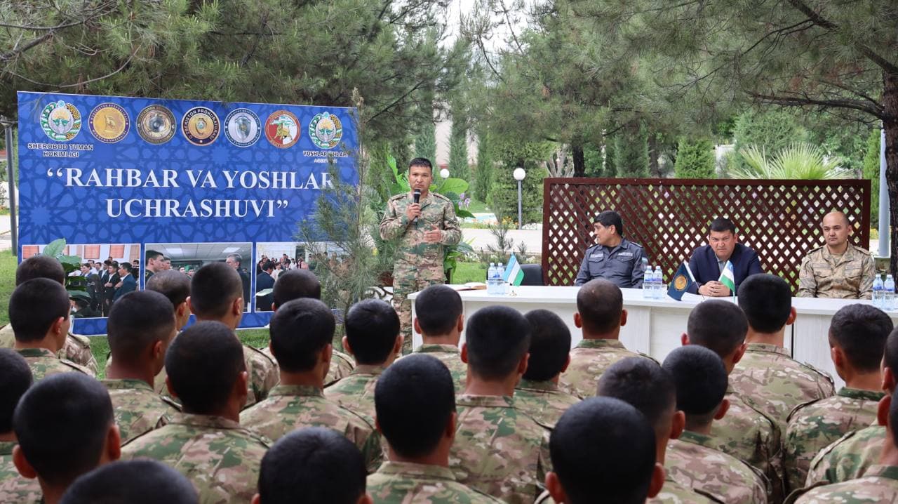 Sherobodda hokim askarlar bilan uchrashdi