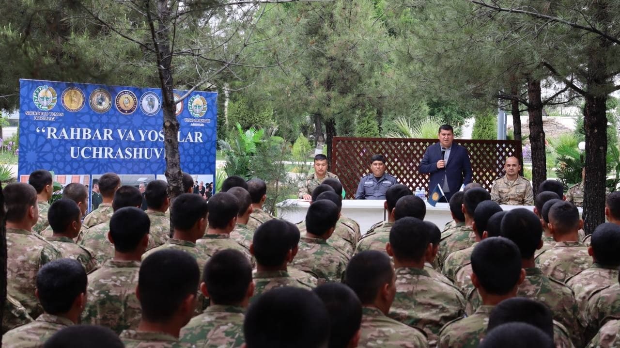 Sherobodda hokim askarlar bilan uchrashdi