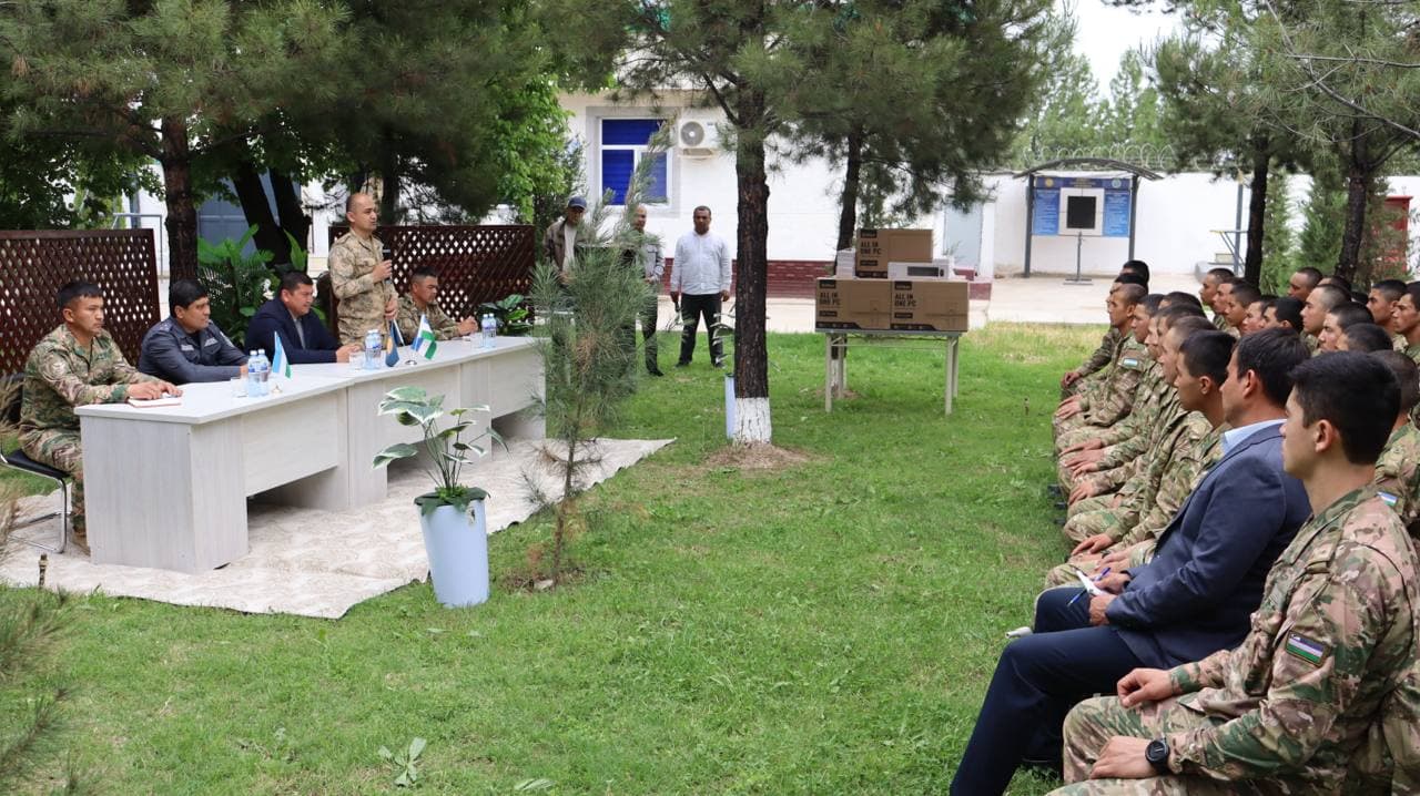 Sherobodda hokim askarlar bilan uchrashdi