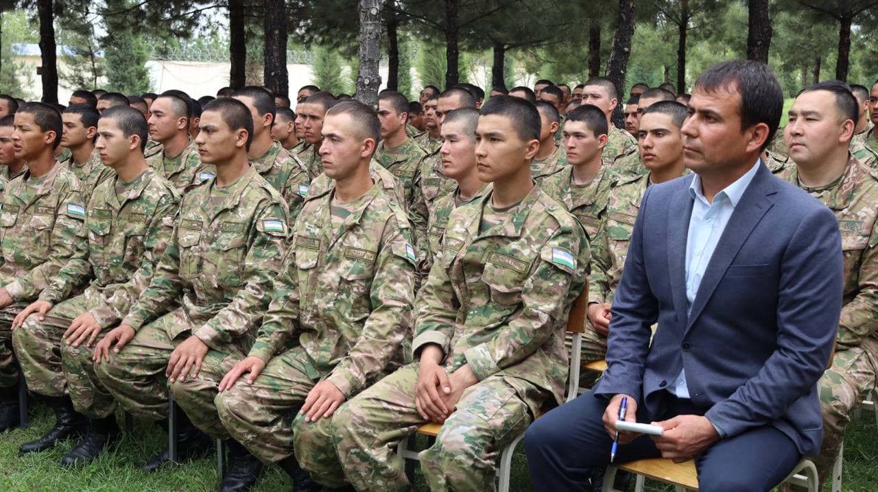 Sherobodda hokim askarlar bilan uchrashdi